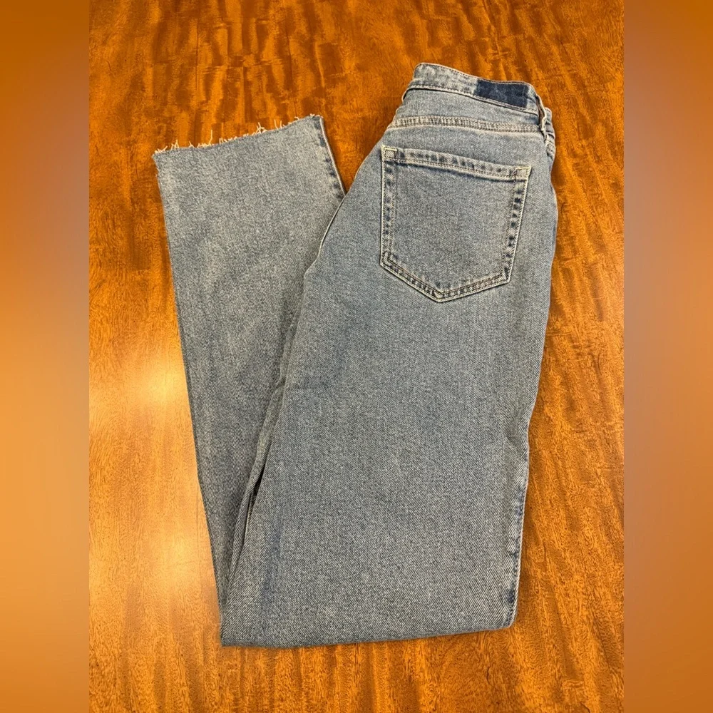 HOLLISTER women’s Ultra High-Rise Medium Wash 90s Straight Jeans